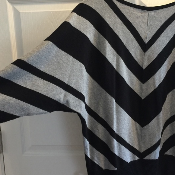 Black and Grey V-Neck - Picture 4 of 6